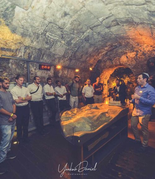 משתתפי מפגש נפגשים מחוץ לקופסה בעיר דוד
