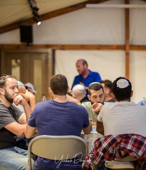 משתתפי מפגש נפגשים מחוץ לקופסה בעיר דוד