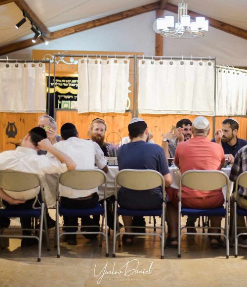 משתתפי מפגש נפגשים מחוץ לקופסה בעיר דוד