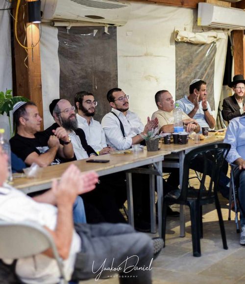 משתתפי מפגש נפגשים מחוץ לקופסה בעיר דוד