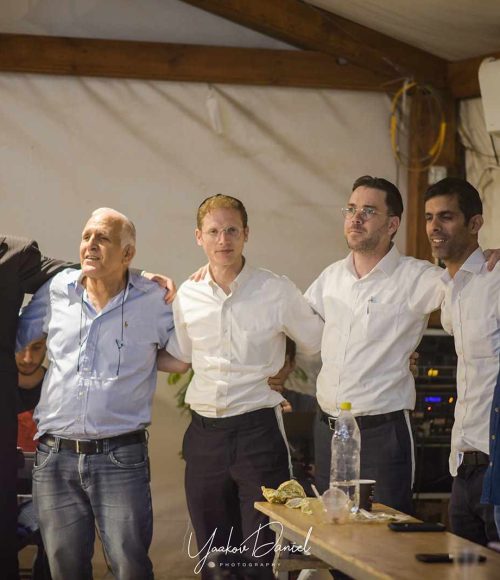 משתתפי מפגש נפגשים מחוץ לקופסה בעיר דוד