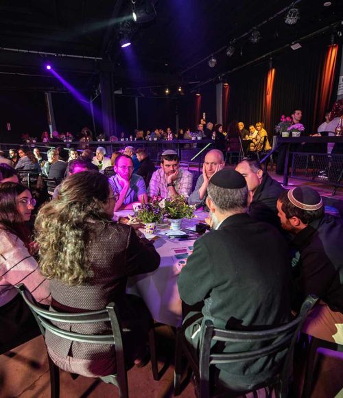 משתתפים בהשקת פיילוט מסע נפגשים בהאנגר 11