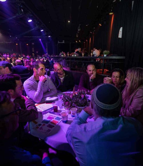 משתתפים בהשקת פיילוט מסע נפגשים בהאנגר 11