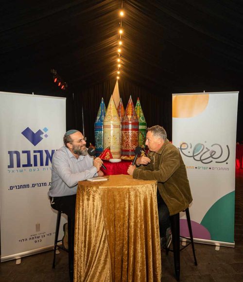 משתתפים בהשקת פיילוט מסע נפגשים בהאנגר 11