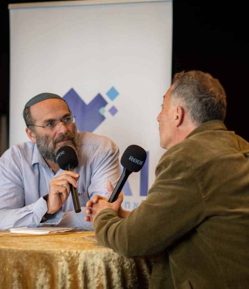 משתתפים בהשקת פיילוט מסע נפגשים בהאנגר 11