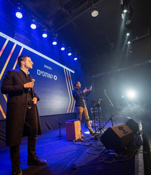 משתתפים באירוע השקת פיילוט מסע נפגשים בהאנגר 11