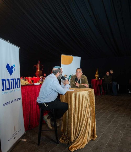 משתתפים בהשקת פיילוט מסע נפגשים בהאנגר 11