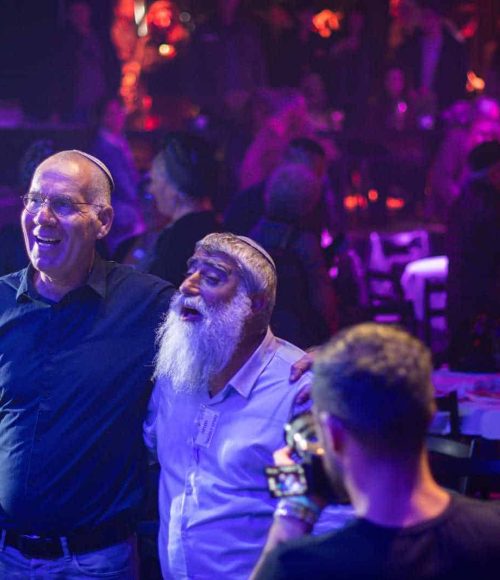 משתתפים בהשקת פיילוט מסע נפגשים בהאנגר 11