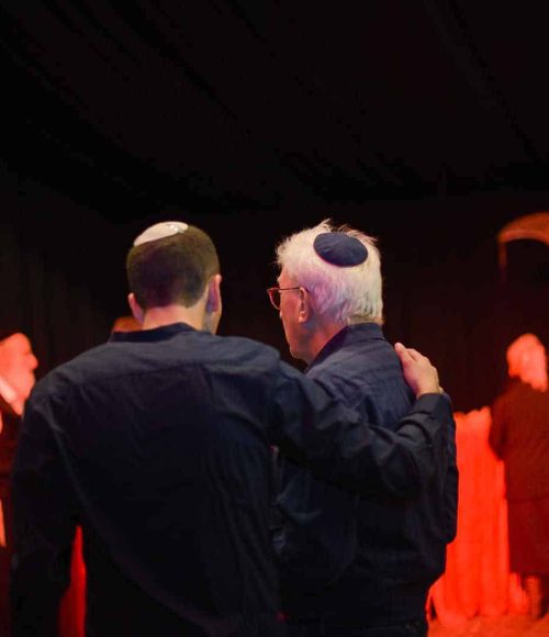 משתתפים בהשקת פיילוט מסע נפגשים בהאנגר 11